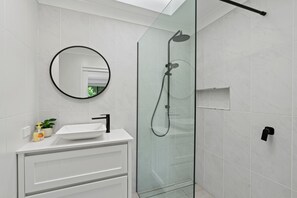 Badewanne, Seife, Toilettenpapier