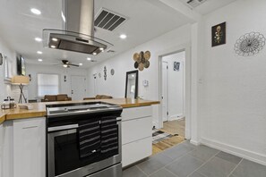 Kylskåp, mikrovågsugn, ugn och spishäll