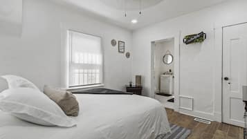 2 chambres, coffres-forts dans les chambres, fer et planche à repasser