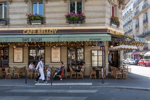 Outdoor dining - Crisp Whites in the 16th, by Veeve (Paris)