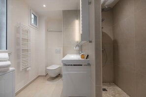Bathtub, hair dryer, towels