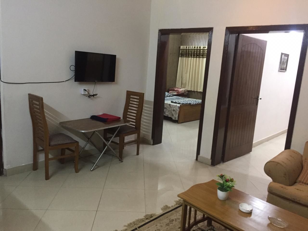 Basic House | Living area | 32-inch LED TV with cable channels, TV