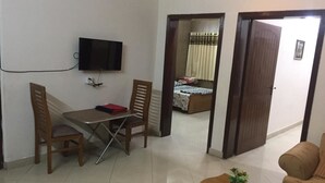 บ้านพักเบสิก | บริเวณนั่งเล่น | ทีวีจอแอลอีดี 32 นิ้ว พร้อมช่องเคเบิล, ทีวี