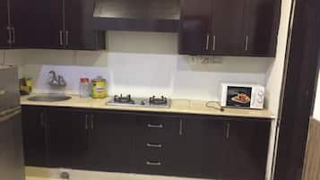 Basic Condo | Private kitchen | Cookware/dishes/utensils
