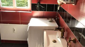 Haartrockner, Handtücher, Seife, Shampoo