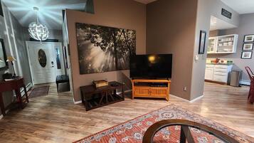 TV connectée, cheminée, lecteur de DVD, livres