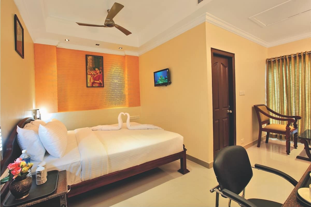 Club Room, 1 Bedroom, Smoking, Refrigerator | 1 bedroom, Egyptian cotton sheets, premium bedding, minibar