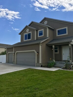 Exterior - Sleeps 10 Lake Mountain Retreat (Saratoga Springs)