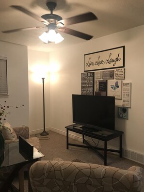 Living area - Sleeps 10 Lake Mountain Retreat (Saratoga Springs)