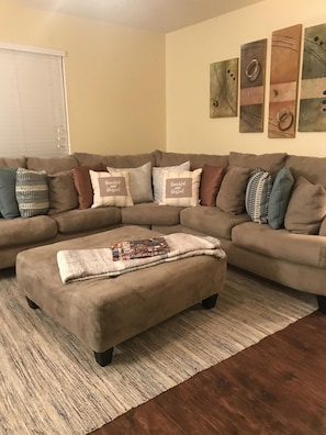 Living area - Sleeps 10 Lake Mountain Retreat (Saratoga Springs)