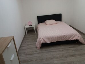 2 bedrooms, iron/ironing board, WiFi, bed sheets