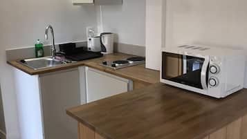 Refrigerador, microondas, parrilla de estufa y cafetera y tetera