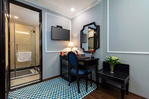 ห้องดีลักซ์ | ห้องน้ำ | ฝักบัวในอ่างอาบน้ำ, ของใช้ในห้องน้ำฟรี, ไดร์เป่าผม, เสื้อคลุมอาบน้ำ