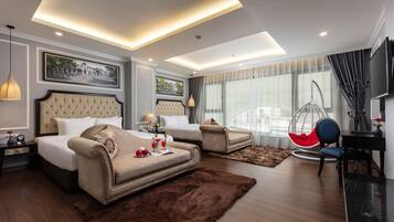 Family Suite Room with View | Frigobar, cofres nos quartos, escrivaninha, quartos à prova de som