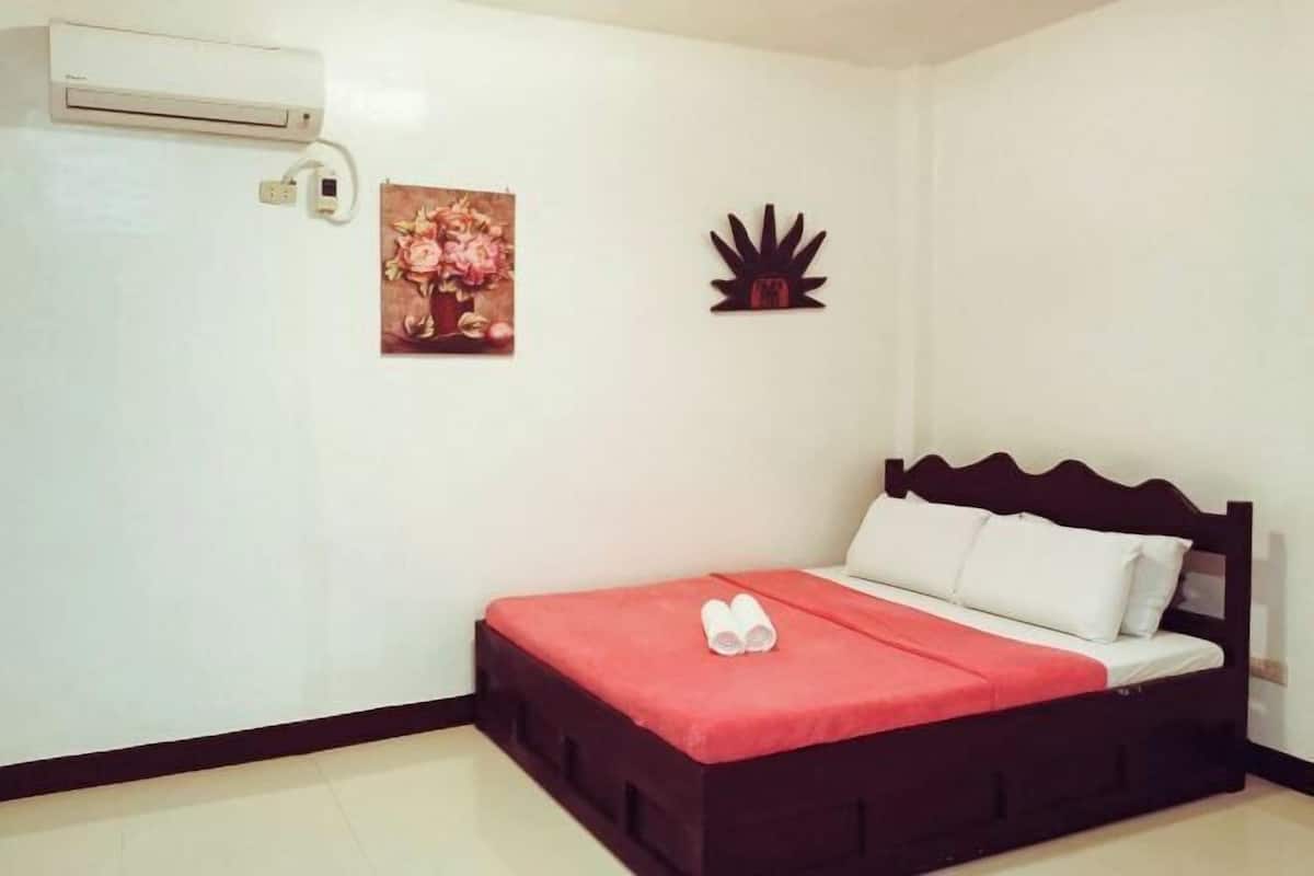 Escrivaninha, roupa de cama