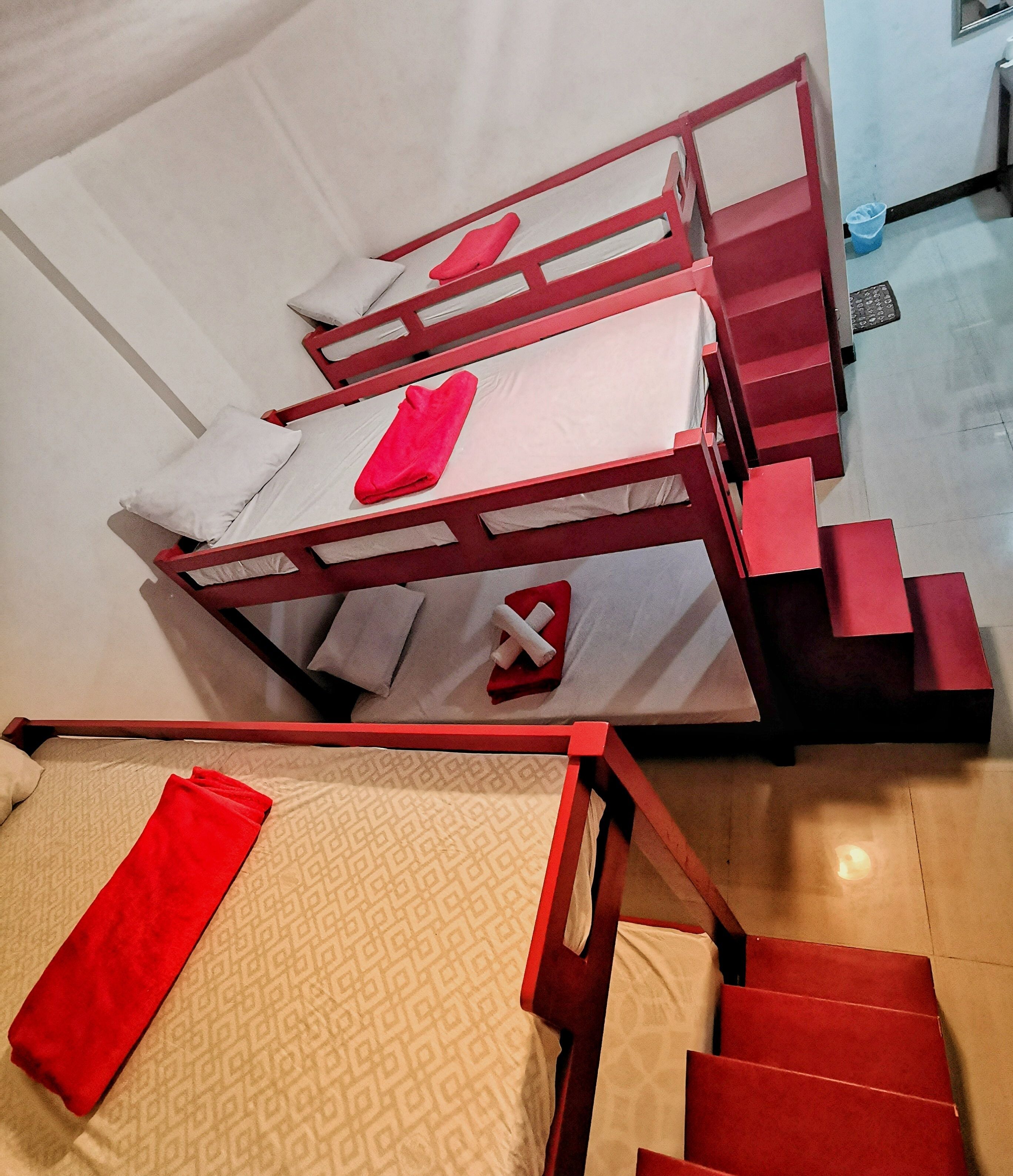 Una habitación tipo dormitorio con literas y una cama individual.