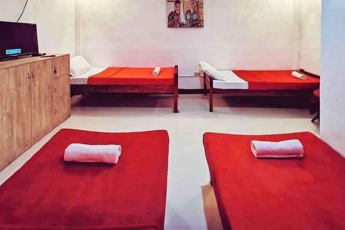 1 quarto, escrivaninha, roupa de cama