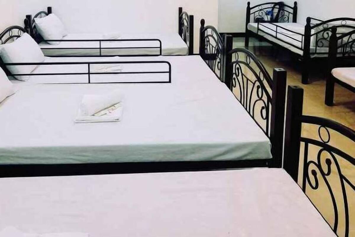 1 quarto, escrivaninha, roupa de cama