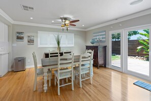Dining - SDSU Beach Cottage (San Diego State University) (San Diego)