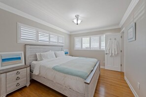 3 bedrooms, iron/ironing board, travel crib, WiFi - SDSU Beach Cottage (San Diego State University) (San Diego)