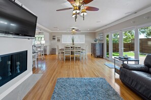 Smart TV, fireplace, ping pong, books - SDSU Beach Cottage (San Diego State University) (San Diego)