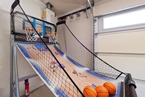 Game room - SDSU Beach Cottage (San Diego State University) (San Diego)