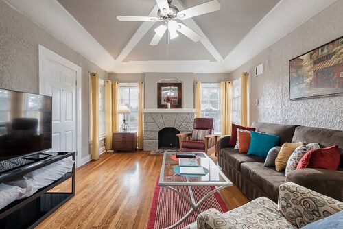 Spacious (2/1, 1100 sqf) - 5 -15 minutes to Airport, Downtown, SeaWorld, etc.