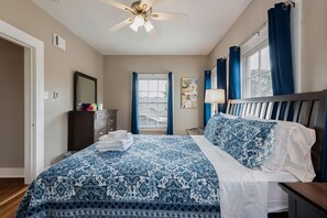 2 bedrooms, iron/ironing board, WiFi, bed sheets - Spacious (2/1, 1100 sqf) - 5 -15 minutes to Airport, Downtown, SeaWorld, etc. (San Antonio)