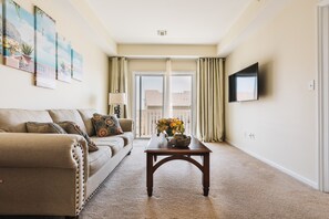 Smart TV, fireplace, books - 30 Days or more Beautiful Oceanfront 3BD Duplex Near JFK, Subway & Ferry to NYC (Arverne)