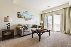 Smart TV, fireplace, books - 30 Days or more Beautiful Oceanfront 3BD Duplex Near JFK, Subway & Ferry to NYC (Arverne)