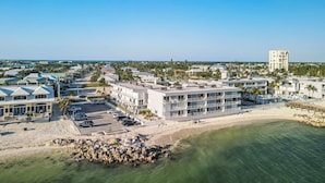 A coastal hotel with multiple buildings, a beach, and a clear view of the ocean. - Oceanview Condo 2bed/2bath beachfront condo in Key Colony Beach (Key Colony Beach)