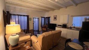 Een smart-tv en boeken