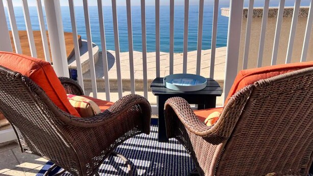 Property grounds - Ocean-Front Beach Bungalow with Two Bedrooms and a shared Ocean-Front deck (San Clemente)