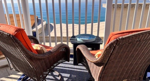 Ocean-Front Beach Bungalow uima-altaalla ja kylpylällä