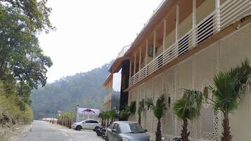 Deluxe Room, Mountain View | Street view