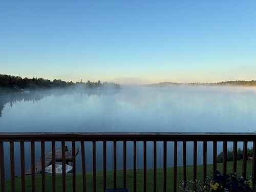 Accueil au bord du lac en Alaska - Vues épiques, hydravions, près de la ville