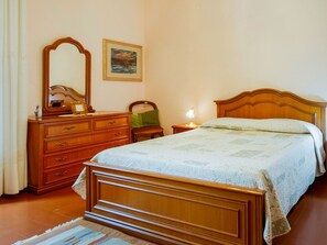 2 bedrooms, desk, iron/ironing board, travel cot - LA  ROMEA  (Altopascio)