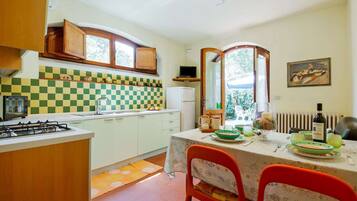 KĂŒhlschrank, Mikrowelle, Ofen, Herdplatte