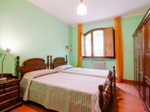 2 habitaciones, escritorio y tabla de planchar con plancha 