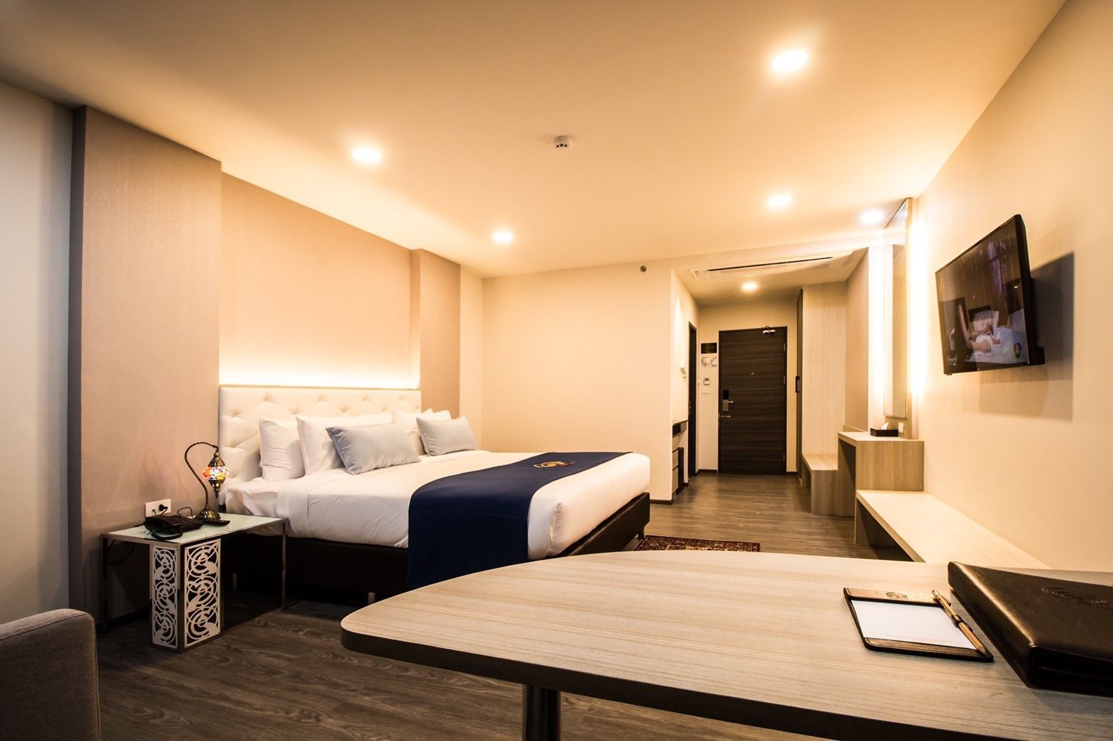 deluxe double room | 1 bedroom, minibar, in-room safe, desk