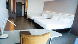 Family Triple Room | Minibar, pengeskab på værelset, skrivebord
