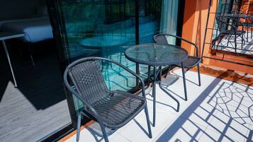 Family Triple Room | リビング エリア | 42 インチの液晶テレビ (衛星放送視聴可)