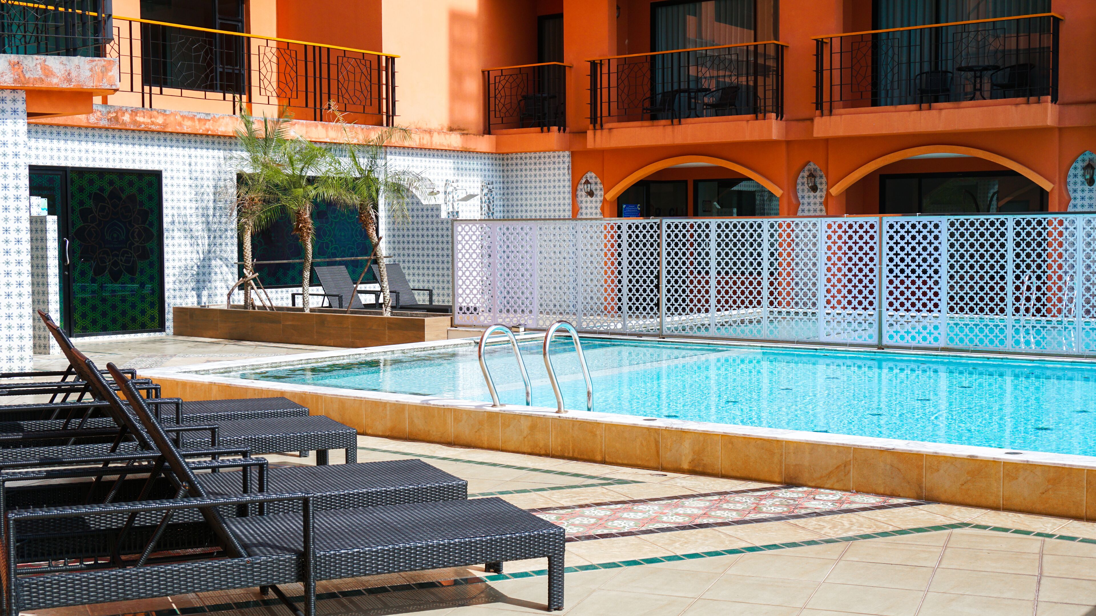 2 つの屋外プール、営業時間 7:00 ～ 21:00、サンラウンジャー