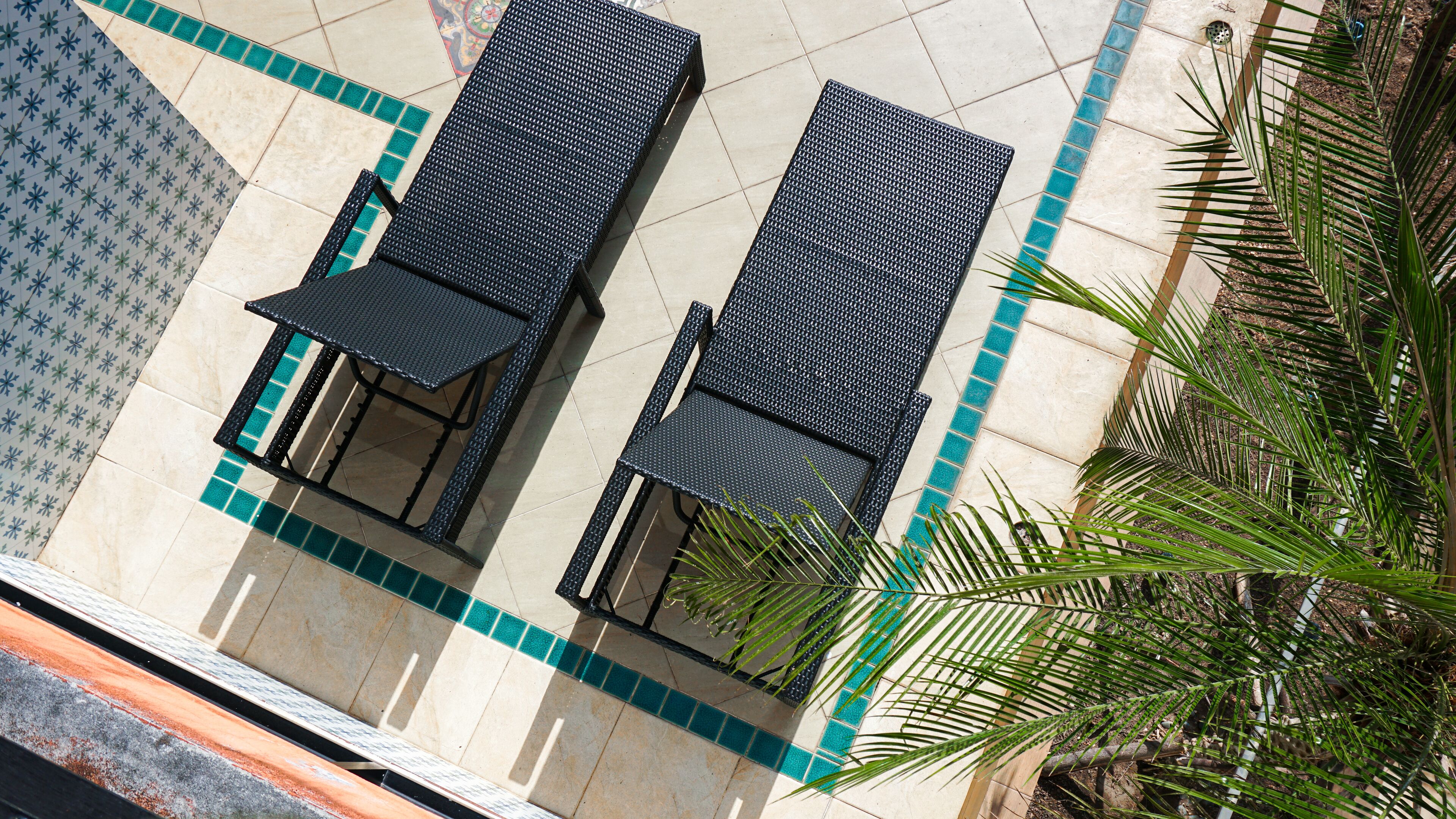 2 つの屋外プール、営業時間 7:00 ～ 21:00、サンラウンジャー