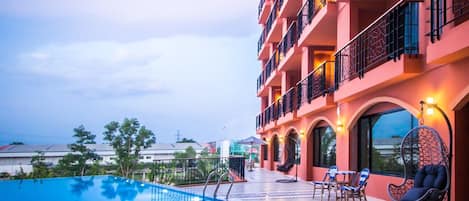2 hồ bơi ngoài trời, mở cửa từ 7:00 đến 21:00, ghế dài tắm nắng