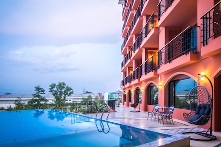 2 outdoor pools, open 7:00 AM to 9:00 PM, sun loungers