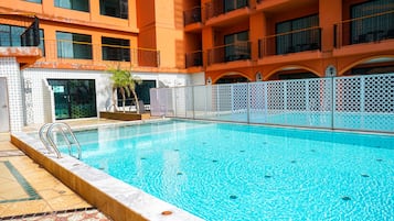 2 kolam renang terbuka, kerusi lepak pantai