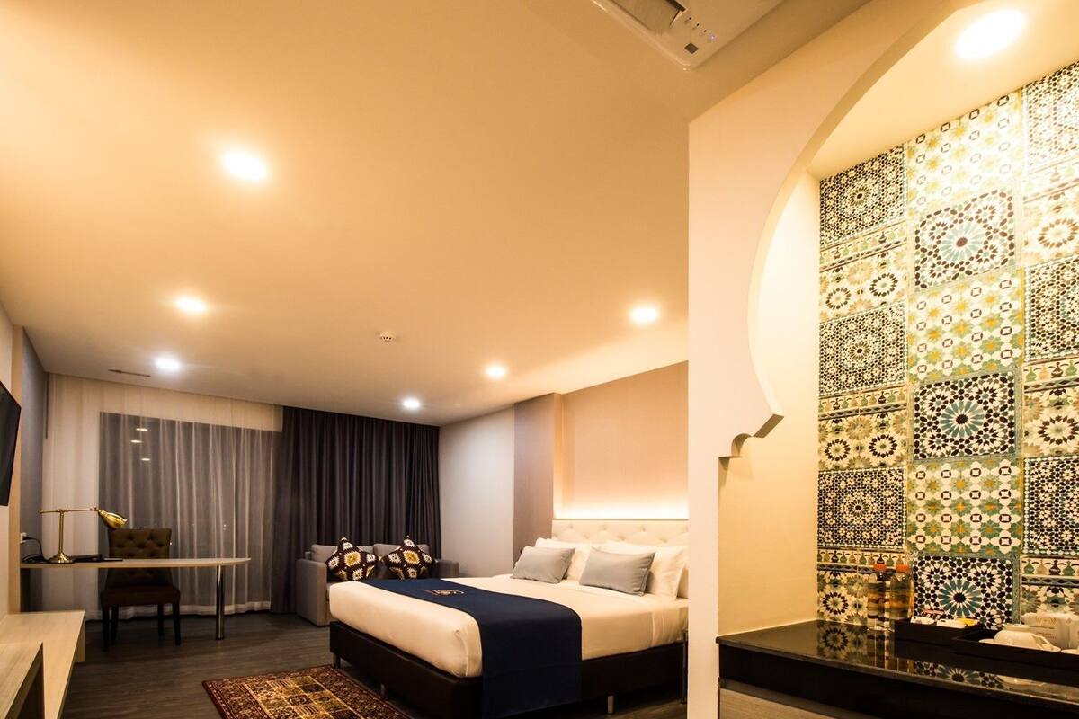 deluxe double room | 1 bedroom, minibar, in-room safe, desk