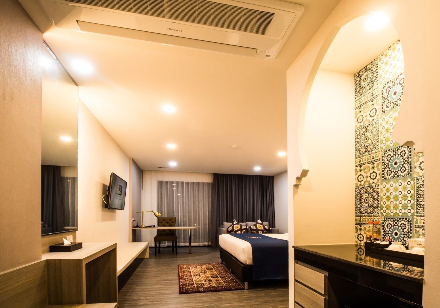 deluxe double room | 1 bedroom, minibar, in-room safe, desk
