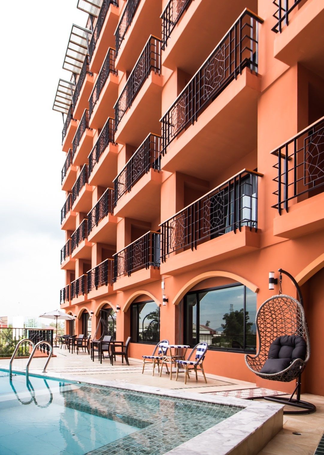 2 outdoor pools, open 7:00 am to 9:00 pm, pool loungers